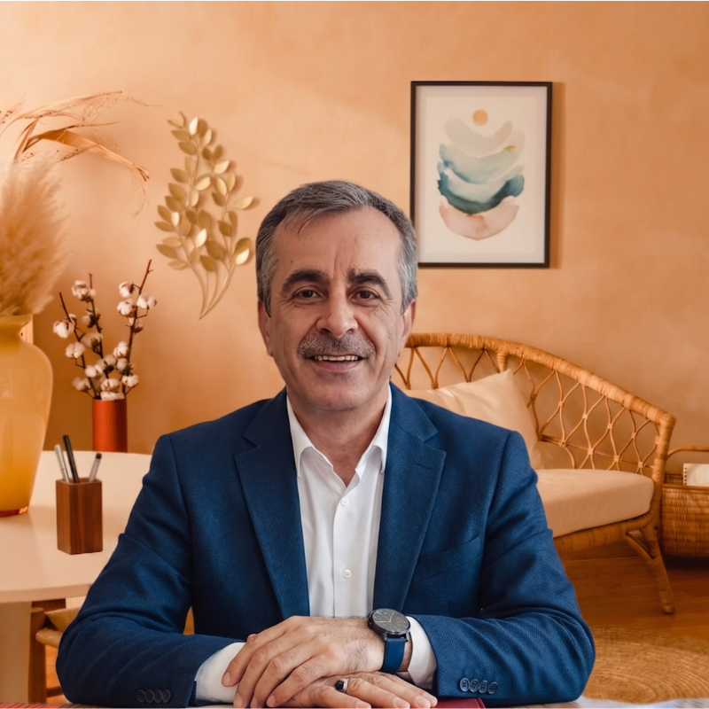 Sosyolog ve Uzman Aile Danışmanı Mahsum Öz, Mozmar Psikoloji Ofisi, Özgeçmiş Fotoğrafı